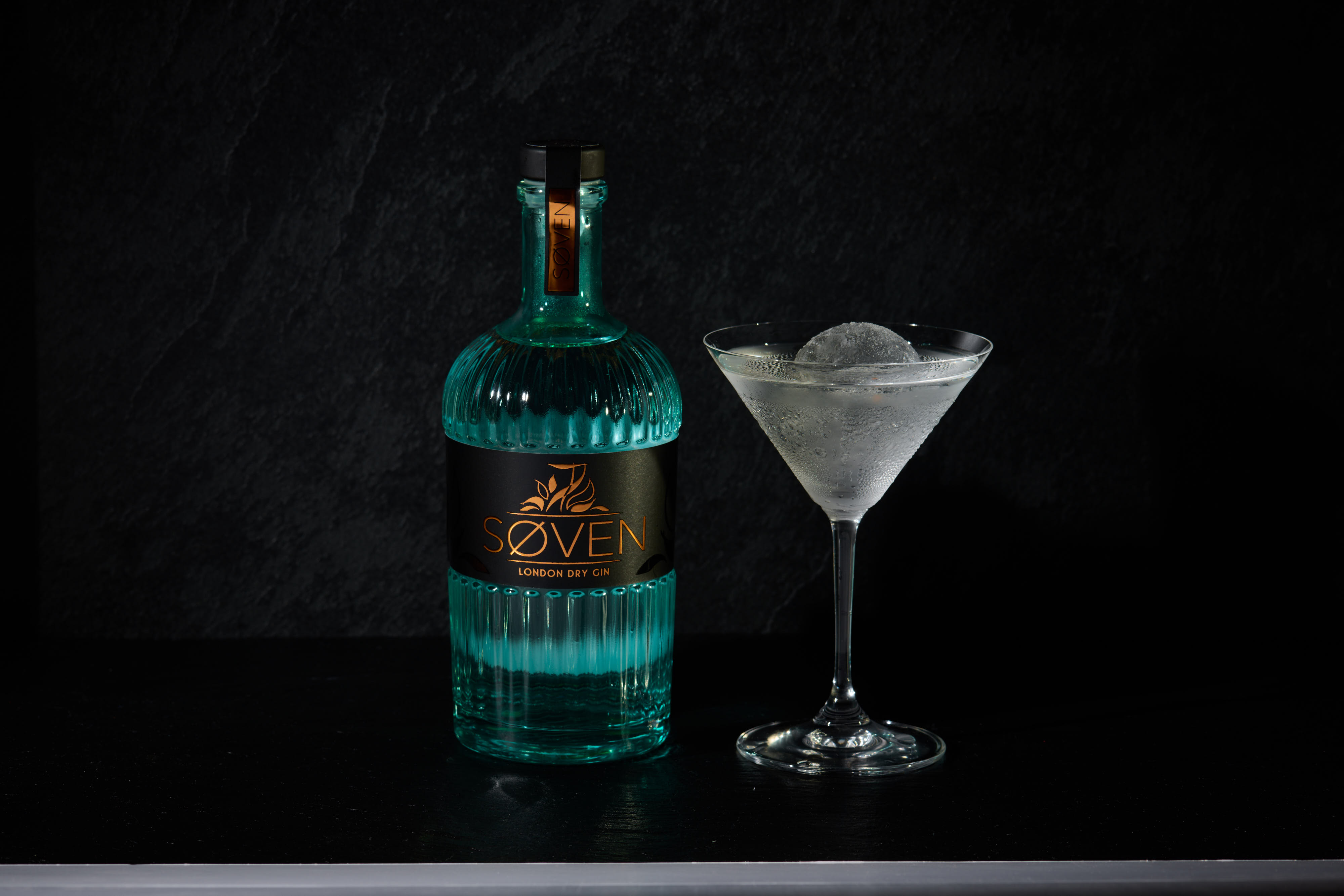 SØVEN GIN pur auf Eis im Glas